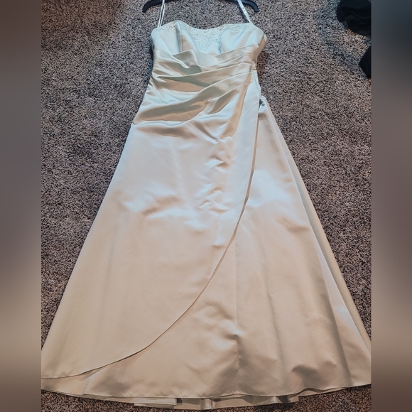 Elegant Light Green Evening Gown Size 10 - Picture 1 of 7